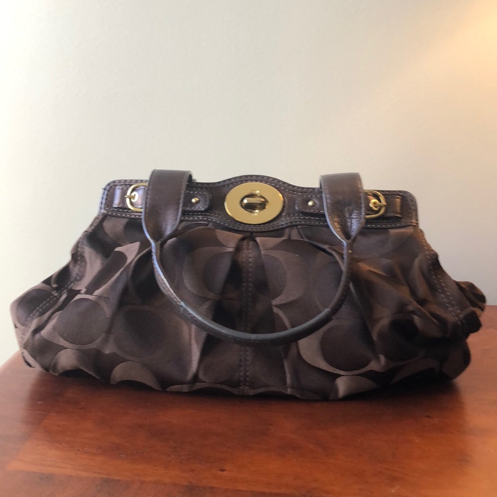 Signature COACH fabric brown purse with lilac lining 💜